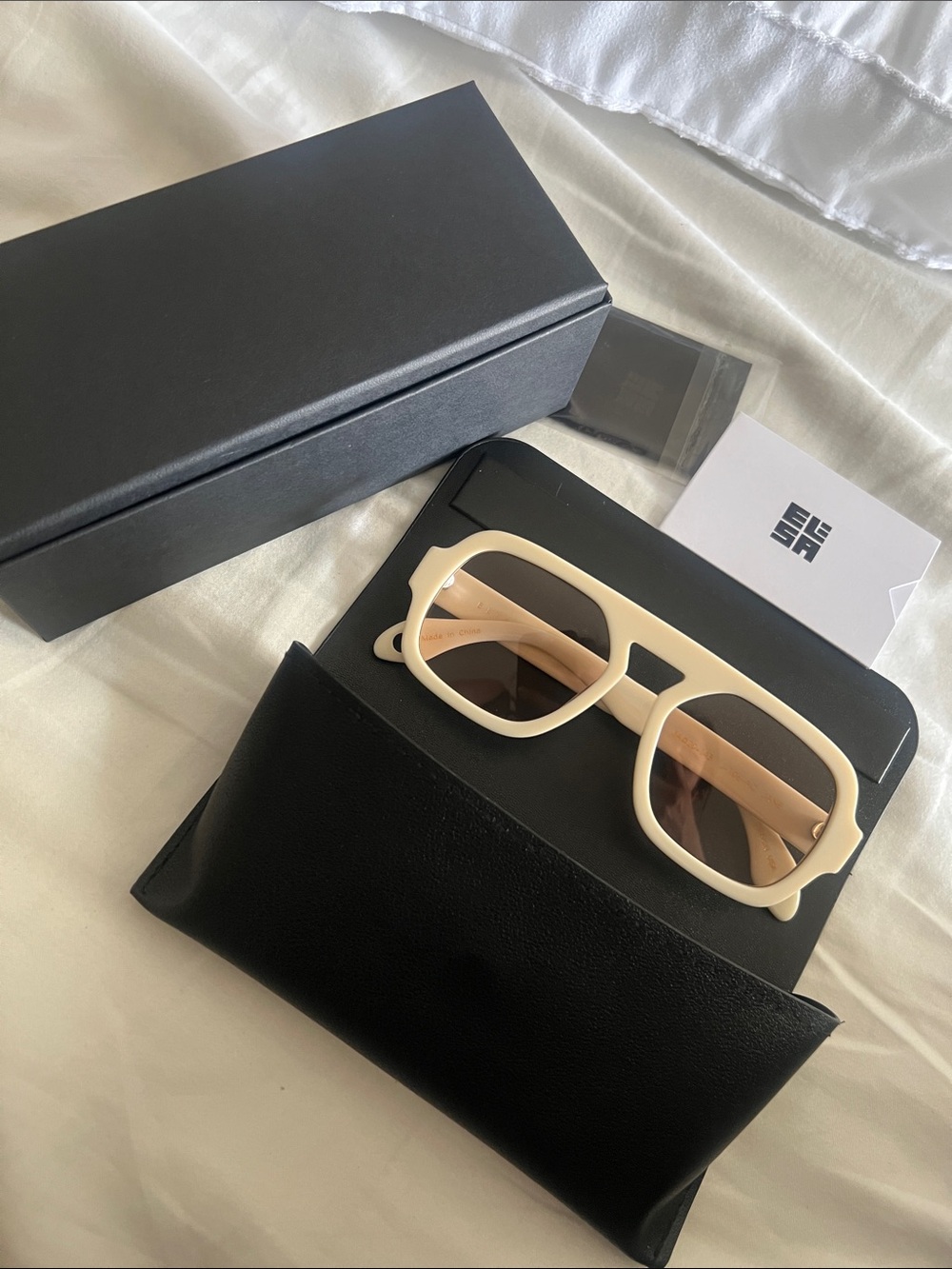 Women's Cream Square Sunglasses - Fashion Accessory